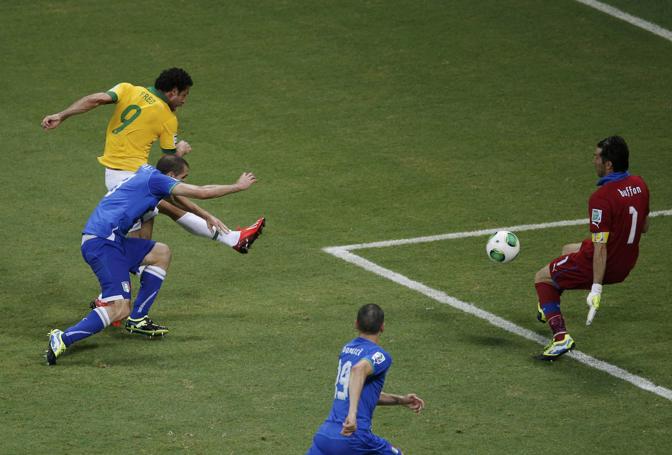 Italia allo sbando: Fred segna il gol del 3-1 con un gran sinistro. Action Images